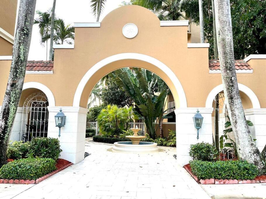 Yacht Club 2 Bedroom And 2 Bathroom With Baby Crib & Free Parking *